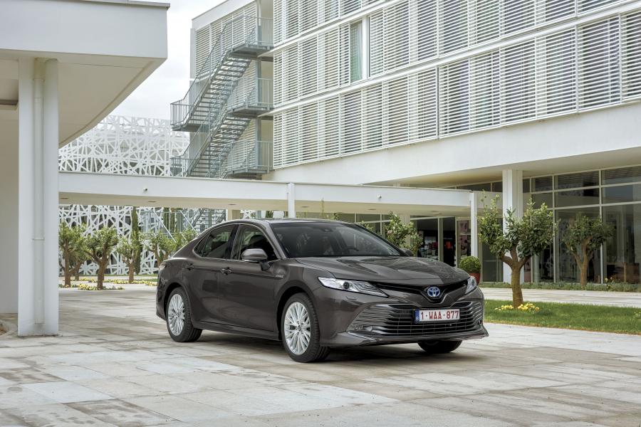  Toyota Camry Hybrid 2019 года  (EU) (фото 25 из 45)